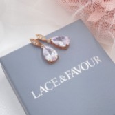 Fotografía: Pendientes de cristal en forma de lágrima en oro rosa de Ellie