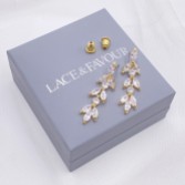 Fotografía: Pendientes de gota con circonitas doradas de Aria