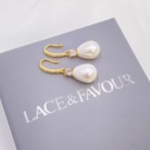 Fotografía: Pendientes de perla en forma de lágrima con adornos de cristal de Dolci Gold