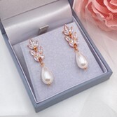 Fotografía: Pendientes «Divine» en oro rosa con circonitas y perlas en forma de lágrima