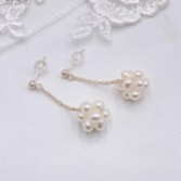 Fotografía: Pendientes largos con cadena y racimo de perlas de agua dulce de Arieta