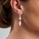 Fotografía: Pendientes largos con motivos florales y acabado nacarado Rosa Mae