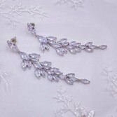 Fotografía: Pendientes largos con zirconitas en forma de gota «Belize Statement»