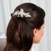 Fotografia: Pente de cabelo com folhas bordadas com miçangas e pérolas em marfim, de inspiração vintage, da Elouise