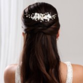Fotografia: Pente de cabelo para casamento com flores de porcelana em tom marfim e pérolas (dourado)
