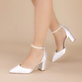 Fotograf: Perfect Bridal Abnehmbare Perlen-Fesselriemen