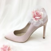 Fotografía: Perfect Bridal Adornos para zapatos con forma de flor rosa manzana