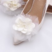 Fotografia: Perfect Bridal Alfinetes para sapatos com flor em marfim da Apple