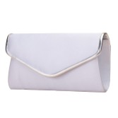 Fotografia: Perfect Bridal Bolsa tipo envelope em cetim azul-claro e couro prateado