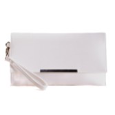 Fotografía: Perfect Bridal Bolso de mano de satén marfil teñible de Kayla