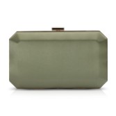 Fotografía: Perfect Bridal Bolso de mano tipo caja de satén en color verde oliva ébano