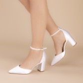 Photograph: Perfect Bridal Bracelets de cheville amovibles en cristal