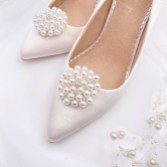 Fotografía: Perfect Bridal Broches para zapatos con adornos de guayaba y perlas