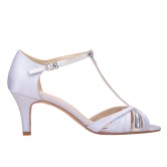 Fotograf: Perfect Bridal Bronte Blaue Satin T-Bar-Sandalen mit mittlerem Absatz