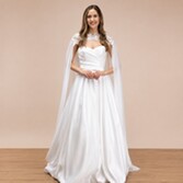Fotografía: Perfect Bridal Capa de novia de encaje y gasa en color marfil 