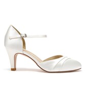 Photograph: Perfect Bridal Chaussures Juliet en satin ivoire teintables, à bout rond