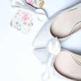 Fotografia: Perfect Bridal Clipes para sapatos com laço em cetim cor de marfim