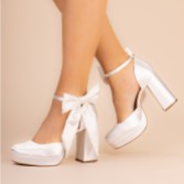 Fotografia: Perfect Bridal Clipes para sapatos com laço grande em cetim cor de marfim