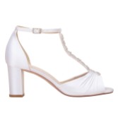 Fotograf: Perfect Bridal Dolly Elfenbein Satin Blockabsatz Diamante T-Bar Sandalen