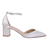 Fotografia: Perfect Bridal Emma, tinta in raso avorio, scarpe con tacco basso e cinturino alla caviglia (vestibilità ampia)