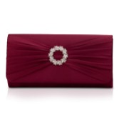 Fotograf: Perfect Bridal Harlow Berry Satin Perlenbrosche Clutch Tasche