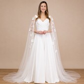 Fotograf: Perfect Bridal Ivory Tulle Scattered Pearls Arm Capes