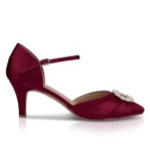 Fotograf: Perfect Bridal Kitty Berry Satin Perle Brosche Zwei Teil Gericht Schuhe