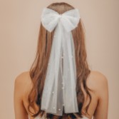 Fotografía: Perfect Bridal Lazo de pelo para novia de tul marfil con perlas