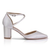 Fotograf: Perfect Bridal Maisie Färbbar Elfenbein Satin Blockabsatz Kreuz Riemen Gericht Schuhe