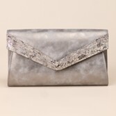 Fotograf: Perfect Bridal Mollie Silberne Clutch mit Schlangenleder-Akzenten