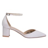 Fotografia: Perfect Bridal Natalie Avorio - Scarpe con cinturino alla caviglia in pizzo con tacco basso e perla