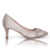 Fotograf: Perfect Bridal Sally Taupe Satin Schuhe mit mittlerem Absatz