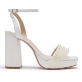 Fotografía: Perfect Bridal Sandalias de plataforma con tacón grueso y perlas, en color marfil satinado