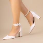 Fotografía: Perfect Bridal Sandalias de tiras al tobillo con flor de cuero marfil desmontable