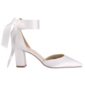 Fotografia: Perfect Bridal Sapatos de salto alto com tiras no tornozelo e laço, em cetim marfim, com salto em bloco (ST12)
