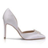 Fotografia: Perfect Bridal Sapatos de salto alto de cetim cor de marfim com broche de pérola da Pippa Dyeable