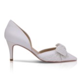 Fotografia: Perfect Bridal Sapatos de salto alto de cetim marfim da Adele, em duas partes, com bico pontiagudo e laço de pérola