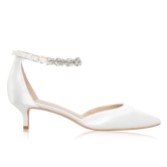 Fotografia: Perfect Bridal Sapatos de salto baixo com tiras no tornozelo e detalhes em cetim marfim tingível da Eliza