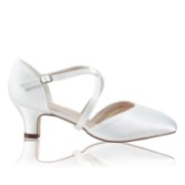 Fotografia: Perfect Bridal Sapatos de salto baixo em cetim marfim tingível da Renate, com tiras cruzadas