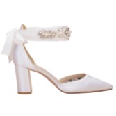 Fotografia: Perfect Bridal Sapatos de salto grosso com laço e detalhes decorativos em cetim Aimee Ivory