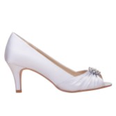 Fotografia: Perfect Bridal Sapatos Jolene em cetim prateado com biqueira aberta e broche de strass