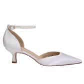 Photograph: Perfect Bridal Talons aiguilles Pixie teintables en satin ivoire avec perles