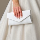 Zdjęcie: Perfect Bridal Torebka kopertowa Simone z satyny w kolorze kości słoniowej, nadająca się do barwienia