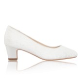 Fotografía: Perfect Bridal Zapatos de salón con tacón grueso de encaje en color marfil teñible de Melanie