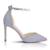 Fotografía: Perfect Bridal Zapatos de salón con tiras al tobillo de ante azul y perlas Keshi