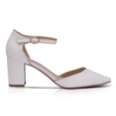 Fotografía: Perfect Bridal Zapatos de salón de dos piezas con tacón grueso de ante color marfil de Freya
