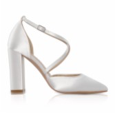 Fotografía: Perfect Bridal Zapatos de salón de satén marfil de Kiera, con tiras cruzadas y tacón grueso, aptos para teñir