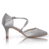 Fotografía: Perfect Bridal Zapatos de salón de tacón medio de satén plateado con tiras cruzadas