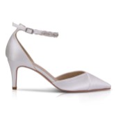 Fotografía: Perfect Bridal Zapatos de salón de verano con tiras al tobillo, de satén marfil, con cristales y aptos para teñir (horma ancha)