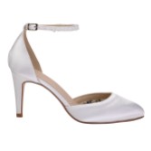 Fotografía: Perfect Bridal Zapatos de satén color marfil con tiras al tobillo y adornos de cristal de Beatrice Dyeable